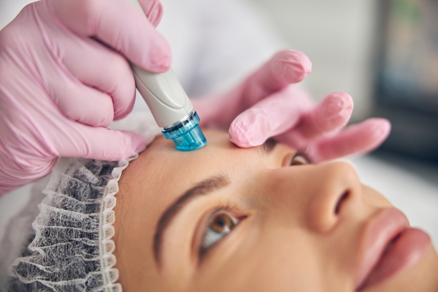 Doctor Performing A Facial Skin Cleansing Procedur